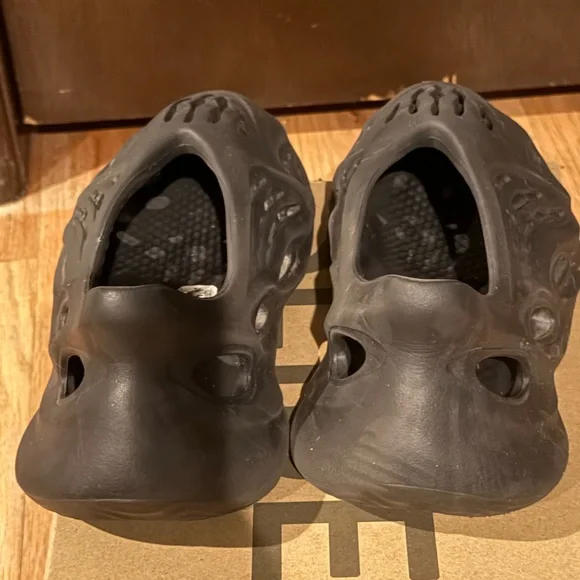 Yeezy Foamrunners - Picture 3 of 9